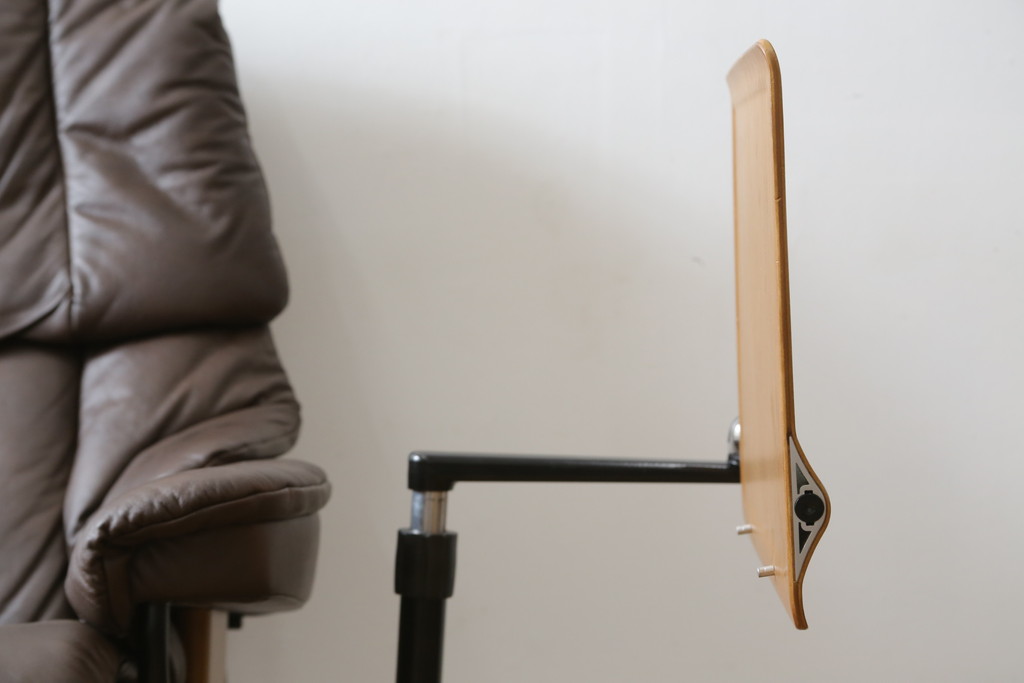 中古　美品　EKORNES(エコーネス)　本革(レザー)　オットマン付き　一番人気のロングセラー商品!!スイングテーブルとコンピューターテーブル付きストレスレス レノ クラシック(L)(レザー、アームチェア、リクライニングチェア、椅子、一人掛けソファ、1Pソファ)(定価約60万円)(R-081446)