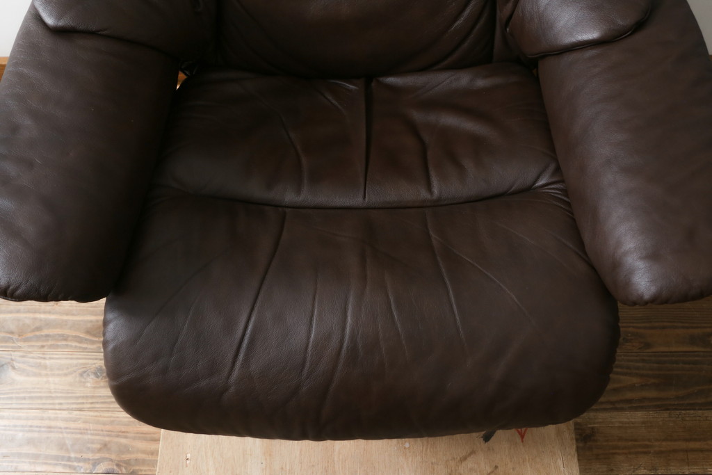 中古　美品　EKORNES(エコーネス)　本革(レザー)　オットマン付き　一番人気のロングセラー商品!!スイングテーブルとコンピューターテーブル付きストレスレス レノ クラシック(L)(レザー、アームチェア、リクライニングチェア、椅子、一人掛けソファ、1Pソファ)(定価約60万円)(R-081446)
