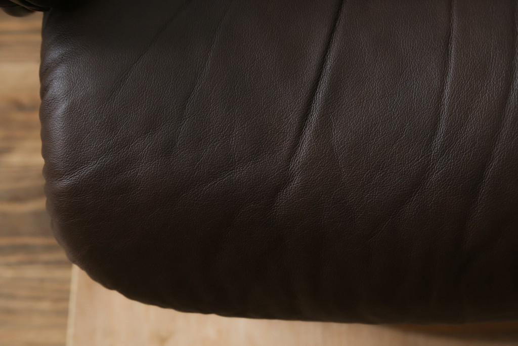 中古　美品　EKORNES(エコーネス)　本革(レザー)　オットマン付き　一番人気のロングセラー商品!!スイングテーブルとコンピューターテーブル付きストレスレス レノ クラシック(L)(レザー、アームチェア、リクライニングチェア、椅子、一人掛けソファ、1Pソファ)(定価約60万円)(R-081446)
