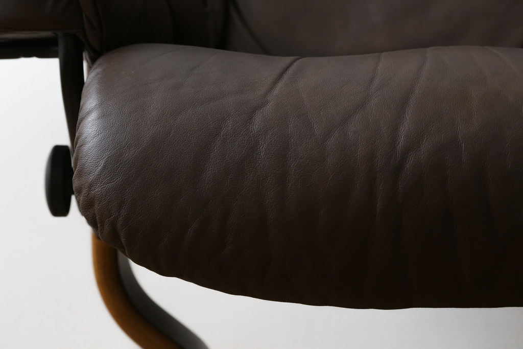 中古　美品　EKORNES(エコーネス)　本革(レザー)　オットマン付き　一番人気のロングセラー商品!!スイングテーブルとコンピューターテーブル付きストレスレス レノ クラシック(L)(レザー、アームチェア、リクライニングチェア、椅子、一人掛けソファ、1Pソファ)(定価約60万円)(R-081446)