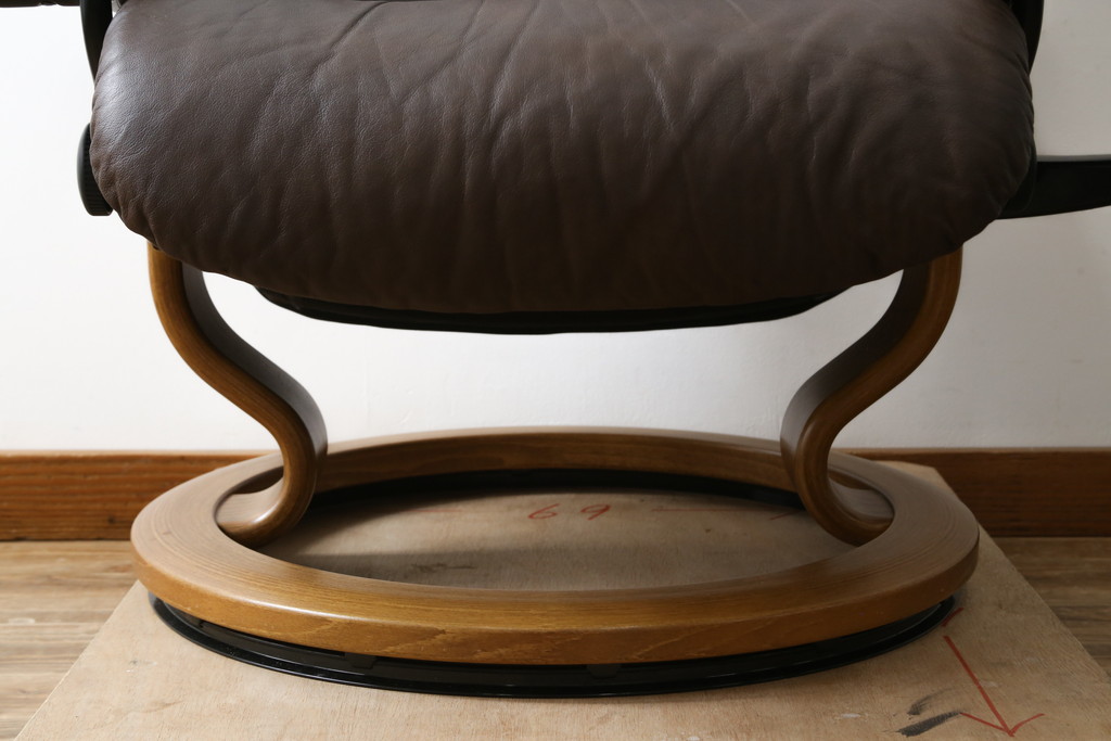 中古　美品　EKORNES(エコーネス)　本革(レザー)　オットマン付き　一番人気のロングセラー商品!!スイングテーブルとコンピューターテーブル付きストレスレス レノ クラシック(L)(レザー、アームチェア、リクライニングチェア、椅子、一人掛けソファ、1Pソファ)(定価約60万円)(R-081446)