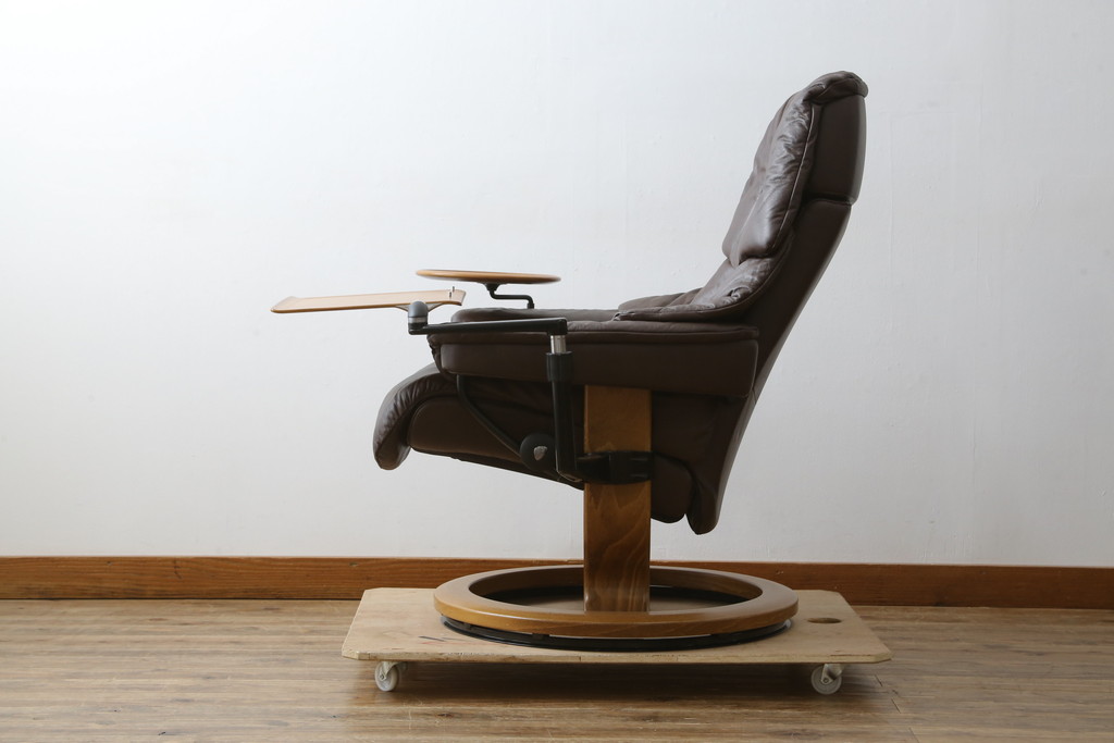 中古　美品　EKORNES(エコーネス)　本革(レザー)　オットマン付き　一番人気のロングセラー商品!!スイングテーブルとコンピューターテーブル付きストレスレス レノ クラシック(L)(レザー、アームチェア、リクライニングチェア、椅子、一人掛けソファ、1Pソファ)(定価約60万円)(R-081446)