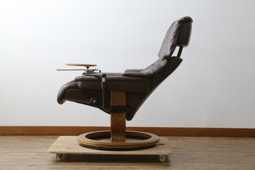 中古　美品　EKORNES(エコーネス)　本革(レザー)　オットマン付き　一番人気のロングセラー商品!!スイングテーブルとコンピューターテーブル付きストレスレス レノ クラシック(L)(レザー、アームチェア、リクライニングチェア、椅子、一人掛けソファ、1Pソファ)(定価約60万円)(R-081446)