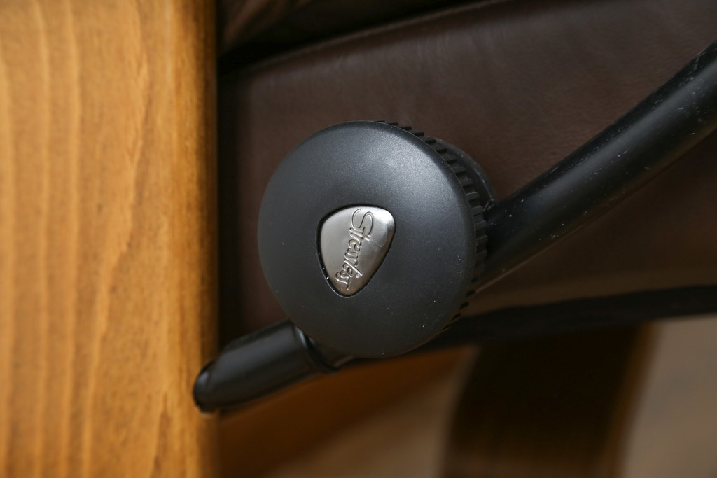 中古　美品　EKORNES(エコーネス)　本革(レザー)　オットマン付き　一番人気のロングセラー商品!!スイングテーブルとコンピューターテーブル付きストレスレス レノ クラシック(L)(レザー、アームチェア、リクライニングチェア、椅子、一人掛けソファ、1Pソファ)(定価約60万円)(R-081446)