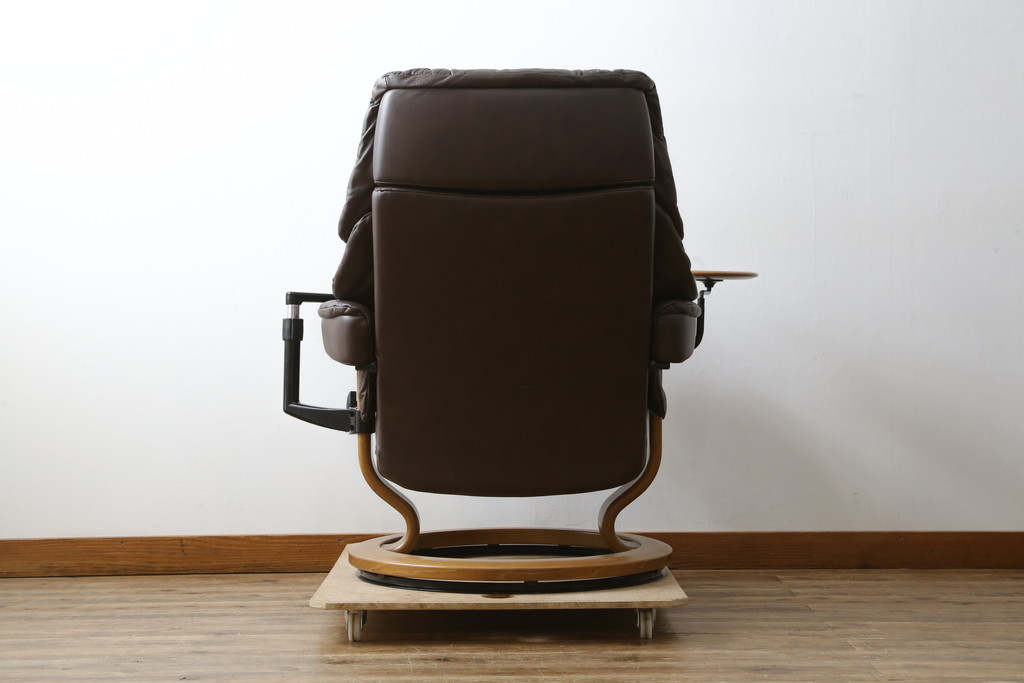 中古　美品　EKORNES(エコーネス)　本革(レザー)　オットマン付き　一番人気のロングセラー商品!!スイングテーブルとコンピューターテーブル付きストレスレス レノ クラシック(L)(レザー、アームチェア、リクライニングチェア、椅子、一人掛けソファ、1Pソファ)(定価約60万円)(R-081446)