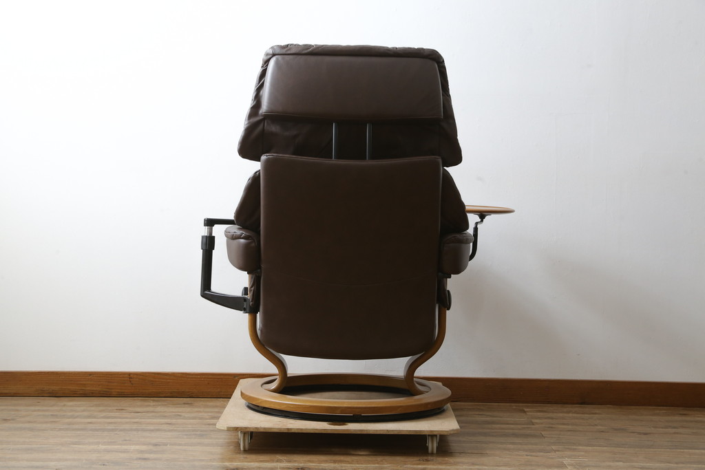 中古　美品　EKORNES(エコーネス)　本革(レザー)　オットマン付き　一番人気のロングセラー商品!!スイングテーブルとコンピューターテーブル付きストレスレス レノ クラシック(L)(レザー、アームチェア、リクライニングチェア、椅子、一人掛けソファ、1Pソファ)(定価約60万円)(R-081446)