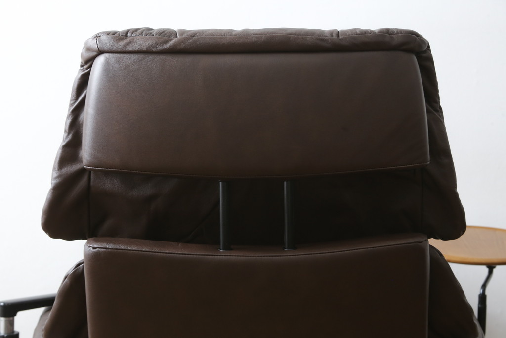中古　美品　EKORNES(エコーネス)　本革(レザー)　オットマン付き　一番人気のロングセラー商品!!スイングテーブルとコンピューターテーブル付きストレスレス レノ クラシック(L)(レザー、アームチェア、リクライニングチェア、椅子、一人掛けソファ、1Pソファ)(定価約60万円)(R-081446)
