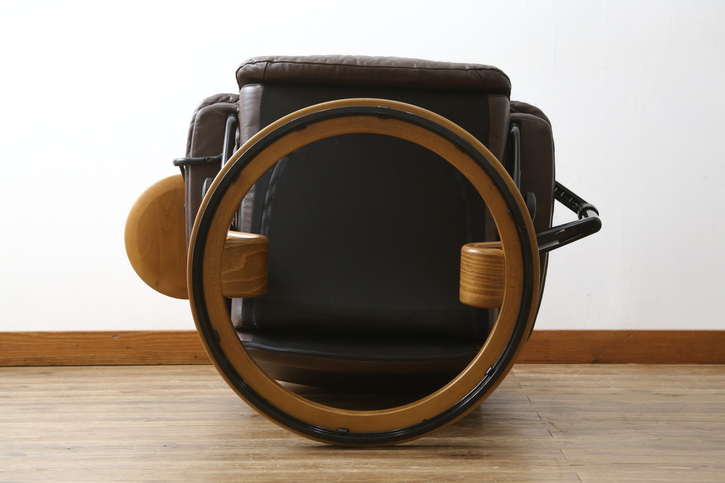 中古　美品　EKORNES(エコーネス)　本革(レザー)　オットマン付き　一番人気のロングセラー商品!!スイングテーブルとコンピューターテーブル付きストレスレス レノ クラシック(L)(レザー、アームチェア、リクライニングチェア、椅子、一人掛けソファ、1Pソファ)(定価約60万円)(R-081446)
