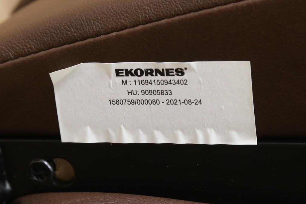 中古　美品　EKORNES(エコーネス)　本革(レザー)　オットマン付き　一番人気のロングセラー商品!!スイングテーブルとコンピューターテーブル付きストレスレス レノ クラシック(L)(レザー、アームチェア、リクライニングチェア、椅子、一人掛けソファ、1Pソファ)(定価約60万円)(R-081446)