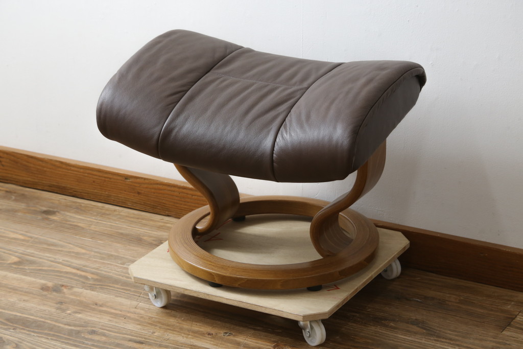 中古　美品　EKORNES(エコーネス)　本革(レザー)　オットマン付き　一番人気のロングセラー商品!!スイングテーブルとコンピューターテーブル付きストレスレス レノ クラシック(L)(レザー、アームチェア、リクライニングチェア、椅子、一人掛けソファ、1Pソファ)(定価約60万円)(R-081446)