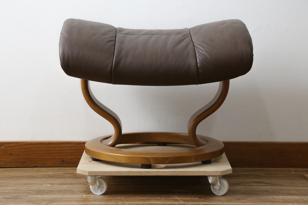 中古　美品　EKORNES(エコーネス)　本革(レザー)　オットマン付き　一番人気のロングセラー商品!!スイングテーブルとコンピューターテーブル付きストレスレス レノ クラシック(L)(レザー、アームチェア、リクライニングチェア、椅子、一人掛けソファ、1Pソファ)(定価約60万円)(R-081446)