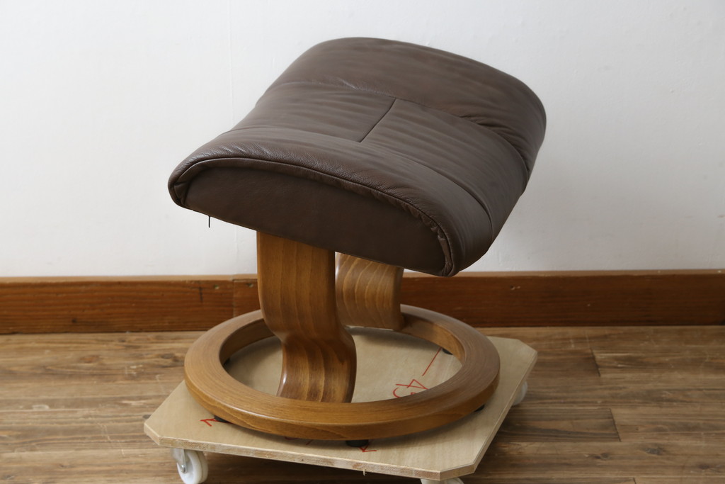 中古　美品　EKORNES(エコーネス)　本革(レザー)　オットマン付き　一番人気のロングセラー商品!!スイングテーブルとコンピューターテーブル付きストレスレス レノ クラシック(L)(レザー、アームチェア、リクライニングチェア、椅子、一人掛けソファ、1Pソファ)(定価約60万円)(R-081446)