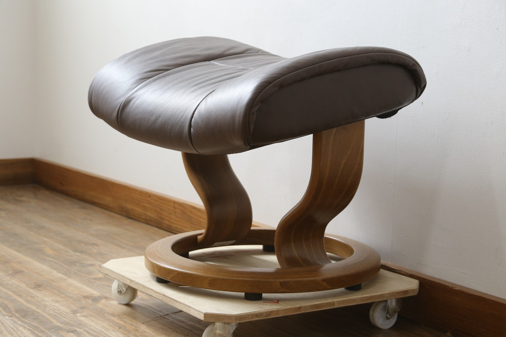 中古　美品　EKORNES(エコーネス)　本革(レザー)　オットマン付き　一番人気のロングセラー商品!!スイングテーブルとコンピューターテーブル付きストレスレス レノ クラシック(L)(レザー、アームチェア、リクライニングチェア、椅子、一人掛けソファ、1Pソファ)(定価約60万円)(R-081446)
