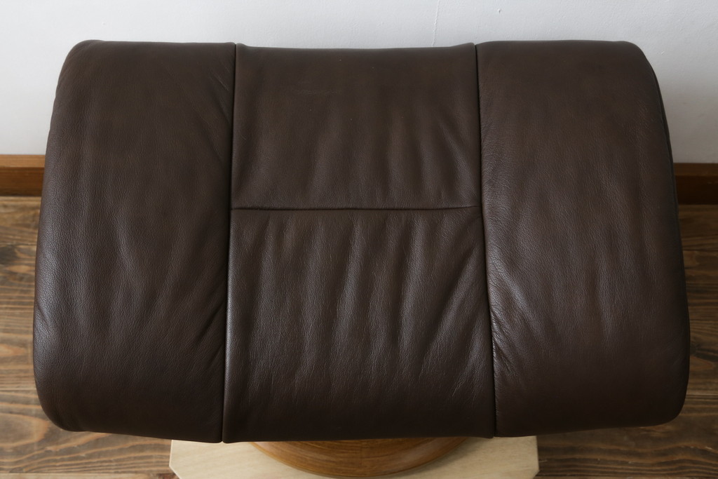 中古　美品　EKORNES(エコーネス)　本革(レザー)　オットマン付き　一番人気のロングセラー商品!!スイングテーブルとコンピューターテーブル付きストレスレス レノ クラシック(L)(レザー、アームチェア、リクライニングチェア、椅子、一人掛けソファ、1Pソファ)(定価約60万円)(R-081446)