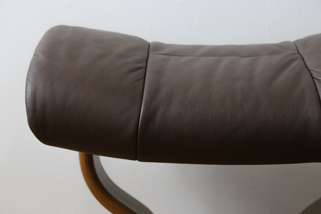 中古　美品　EKORNES(エコーネス)　本革(レザー)　オットマン付き　一番人気のロングセラー商品!!スイングテーブルとコンピューターテーブル付きストレスレス レノ クラシック(L)(レザー、アームチェア、リクライニングチェア、椅子、一人掛けソファ、1Pソファ)(定価約60万円)(R-081446)