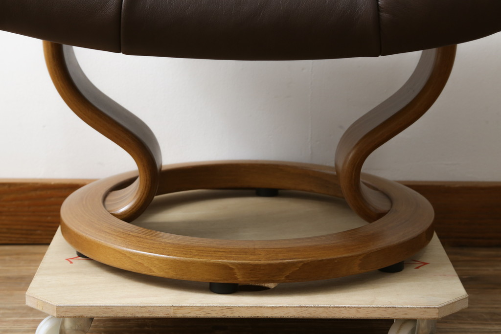 中古　美品　EKORNES(エコーネス)　本革(レザー)　オットマン付き　一番人気のロングセラー商品!!スイングテーブルとコンピューターテーブル付きストレスレス レノ クラシック(L)(レザー、アームチェア、リクライニングチェア、椅子、一人掛けソファ、1Pソファ)(定価約60万円)(R-081446)