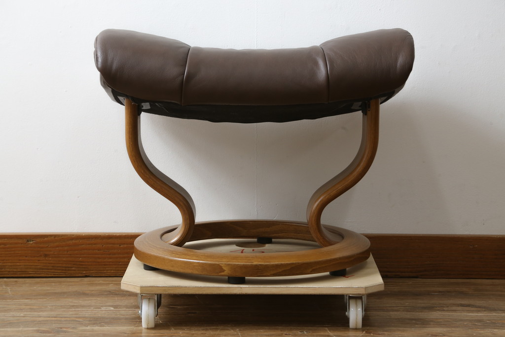 中古　美品　EKORNES(エコーネス)　本革(レザー)　オットマン付き　一番人気のロングセラー商品!!スイングテーブルとコンピューターテーブル付きストレスレス レノ クラシック(L)(レザー、アームチェア、リクライニングチェア、椅子、一人掛けソファ、1Pソファ)(定価約60万円)(R-081446)