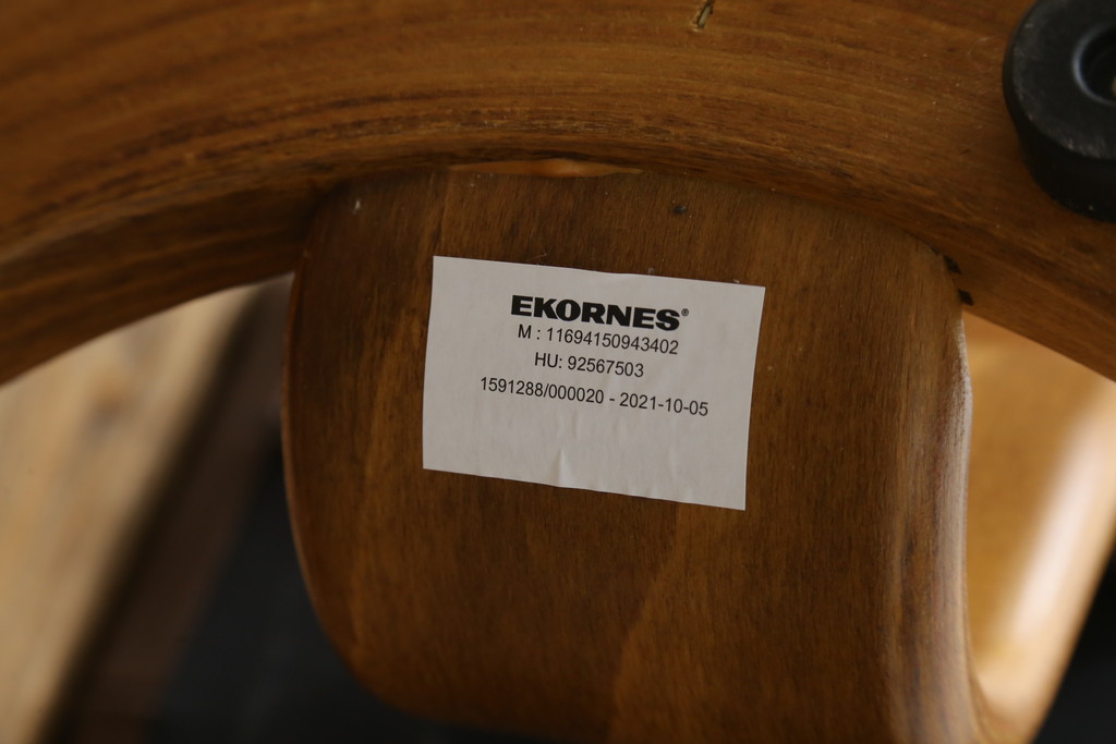 中古　美品　EKORNES(エコーネス)　本革(レザー)　オットマン付き　一番人気のロングセラー商品!!スイングテーブルとコンピューターテーブル付きストレスレス レノ クラシック(L)(レザー、アームチェア、リクライニングチェア、椅子、一人掛けソファ、1Pソファ)(定価約60万円)(R-081446)