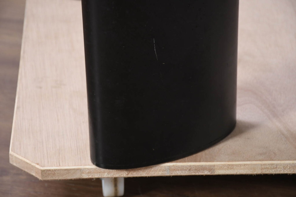 中古　希少な廃番品!!　arflex(アルフレックス)　STATION 2(ステーション 2)　モダンデザインが魅力のダイニングテーブル(ラウンドテーブル、センターテーブル、リビングテーブル、丸テーブル)(定価約26万円)(R-082479)
