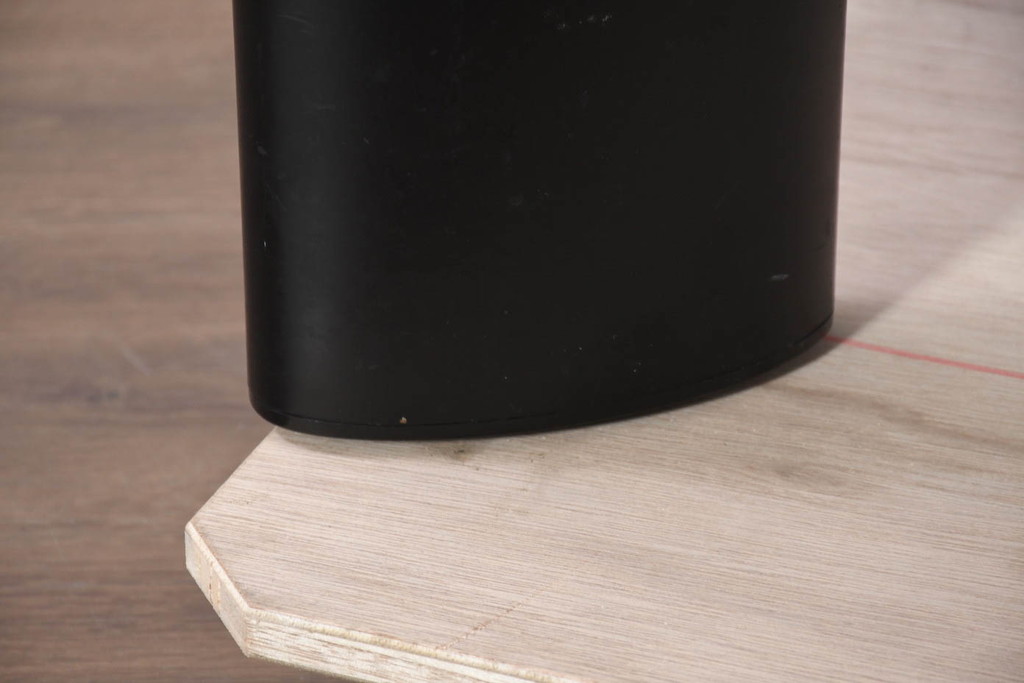 中古　希少な廃番品!!　arflex(アルフレックス)　STATION 2(ステーション 2)　モダンデザインが魅力のダイニングテーブル(ラウンドテーブル、センターテーブル、リビングテーブル、丸テーブル)(定価約26万円)(R-082479)