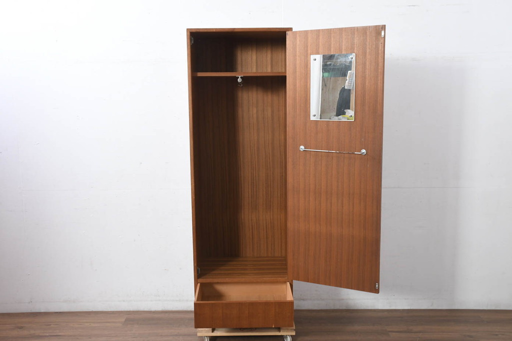 和製ビンテージ　北欧デザイン　チーク材　縦型/薄型　シンプルなデザインがお部屋に馴染みやすいワードローブ(衣装箪笥、洋服タンス、収納棚、ロッカー、ヴィンテージ)(R-082473)