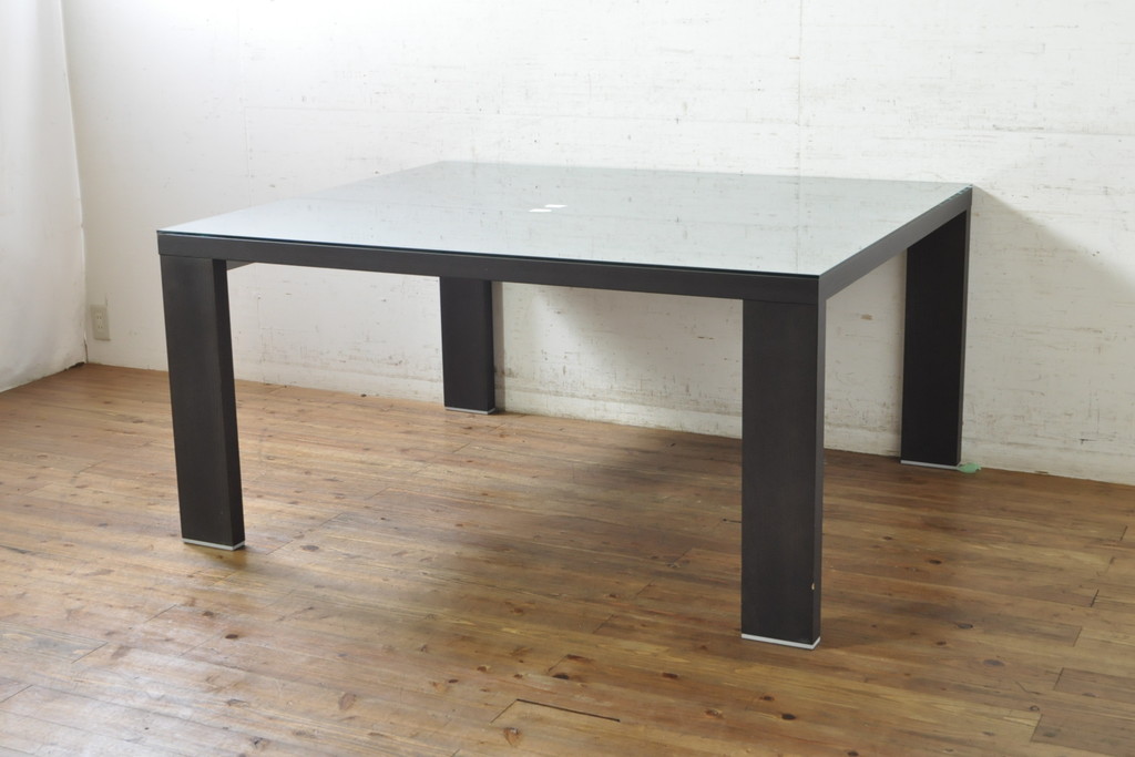 中古　Cassina(カッシーナ)　Hannes Wettstein(ハンス・ウェッツスタイン)デザイン　363 M.I.R. ミール　ガラス天板付き　シンプルながら洗練されたデザインが魅力のダイニングテーブル(4人掛け、6人掛け、食卓)(R-074359)