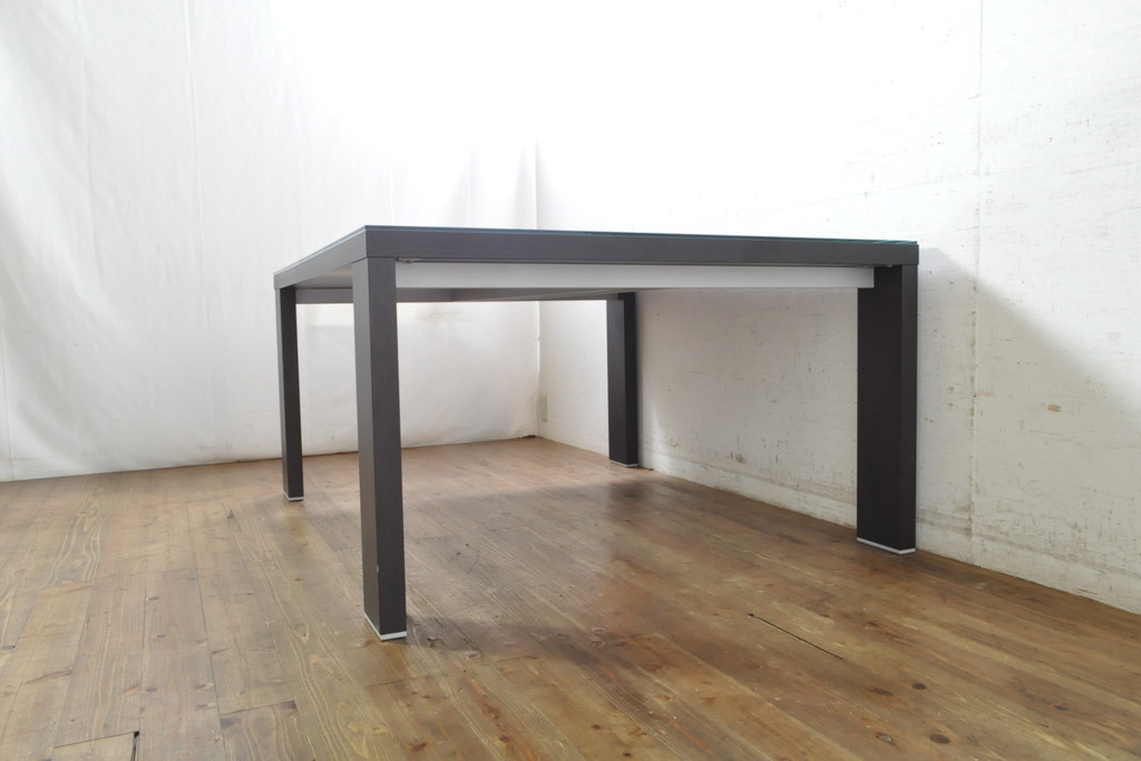 中古　Cassina(カッシーナ)　Hannes Wettstein(ハンス・ウェッツスタイン)デザイン　363 M.I.R. ミール　ガラス天板付き　シンプルながら洗練されたデザインが魅力のダイニングテーブル(4人掛け、6人掛け、食卓)(R-074359)