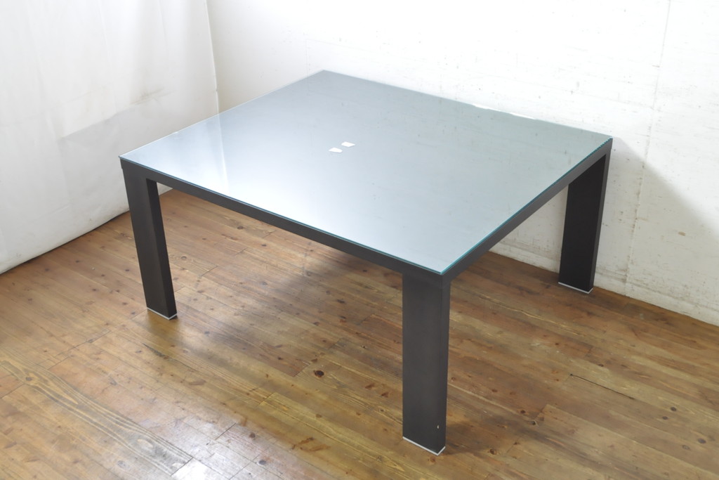 中古　Cassina(カッシーナ)　Hannes Wettstein(ハンス・ウェッツスタイン)デザイン　363 M.I.R. ミール　ガラス天板付き　シンプルながら洗練されたデザインが魅力のダイニングテーブル(4人掛け、6人掛け、食卓)(R-074359)