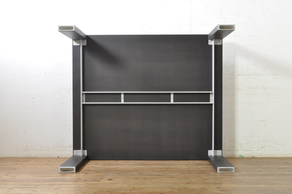 中古　Cassina(カッシーナ)　Hannes Wettstein(ハンス・ウェッツスタイン)デザイン　363 M.I.R. ミール　ガラス天板付き　シンプルながら洗練されたデザインが魅力のダイニングテーブル(4人掛け、6人掛け、食卓)(R-074359)
