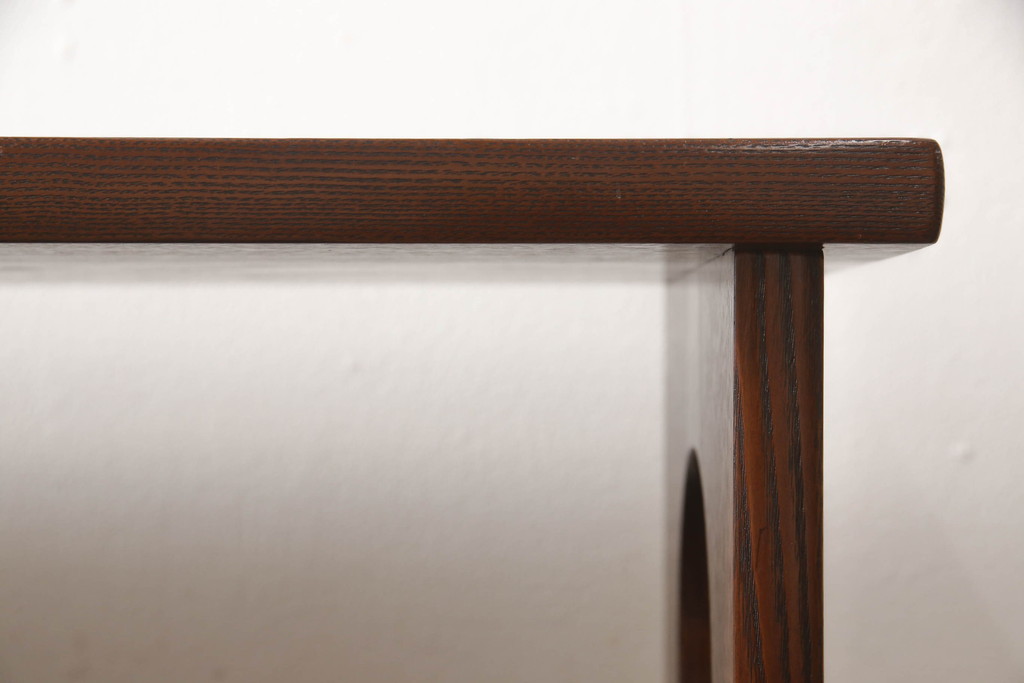 中古　美品　指物工芸家具　総栗材　手打ち金具　シンプルで品のある佇まいが魅力的な漆塗りの茶棚(飾り棚、戸棚、収納棚、サイドボード)(R-068899)