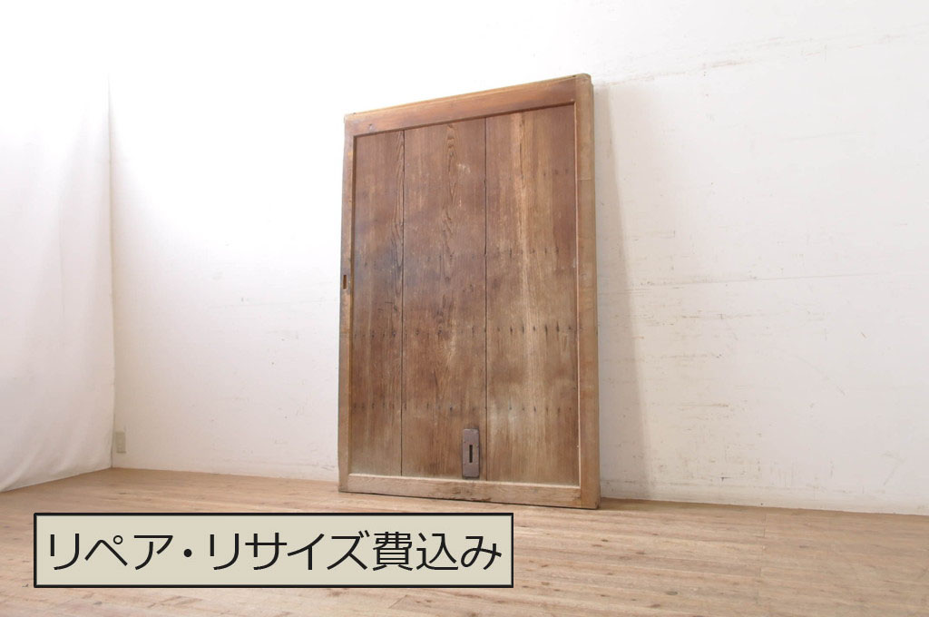 アンティーク建具　栗材　ヒノキ材　裏側の鉄格子が厳格な印象を与える蔵戸1枚(引き戸、玄関戸)(R-069020)