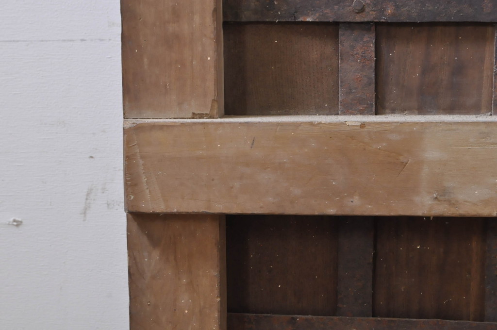 アンティーク建具　栗材　ヒノキ材　裏側の鉄格子が厳格な印象を与える蔵戸1枚(引き戸、玄関戸)(R-069020)