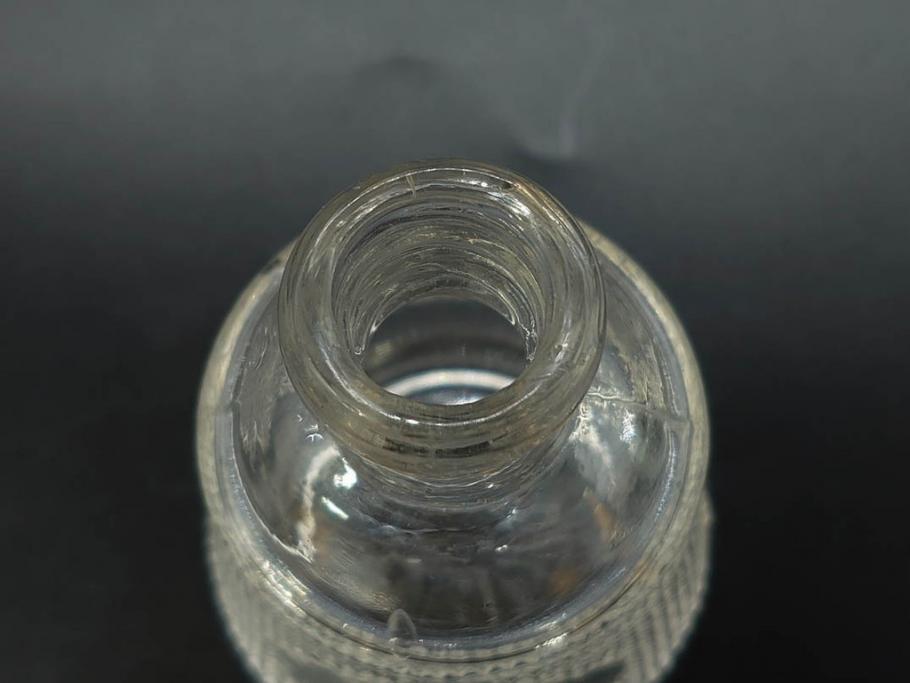 当時物　プレスガラス　レトロな味わい深いガラス瓶5点セット(ビン、醤油差し、あやめ、菖蒲、エンボス、花、桜、硝子)(R-082968)