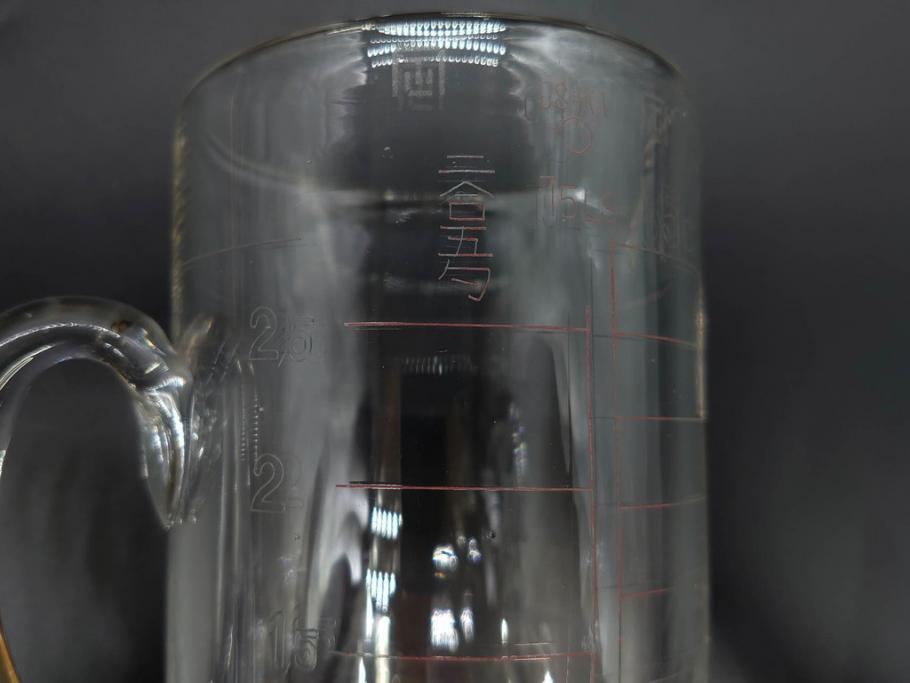 戦前　当時物　吹きガラス　落ち着いた佇まいの計量カップ2点セット(ジョッキ、花器、花瓶、花入、花生、フラワーベース、硝子、目盛付き)(R-082969)