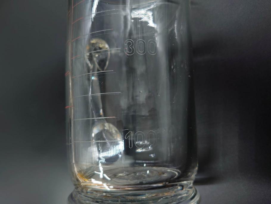 戦前　当時物　吹きガラス　落ち着いた佇まいの計量カップ2点セット(ジョッキ、花器、花瓶、花入、花生、フラワーベース、硝子、目盛付き)(R-082969)