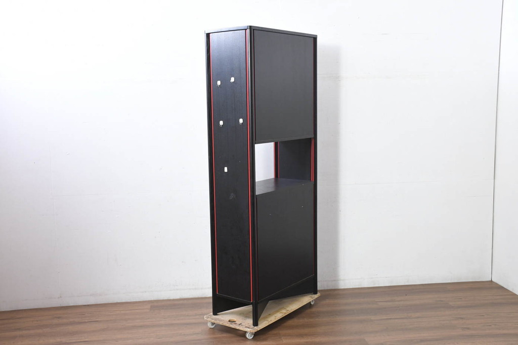 中古　Cassina(カッシーナ)　Brera(ブレラ)　モダンなデザインが素敵な縦型キャビネット(カップボード、食器棚、飾り棚、収納棚、戸棚)(R-082649)