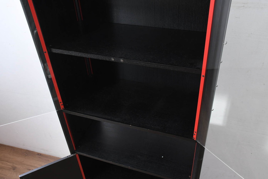 中古　Cassina(カッシーナ)　Brera(ブレラ)　モダンなデザインが素敵な縦型キャビネット(カップボード、食器棚、飾り棚、収納棚、戸棚)(R-082649)