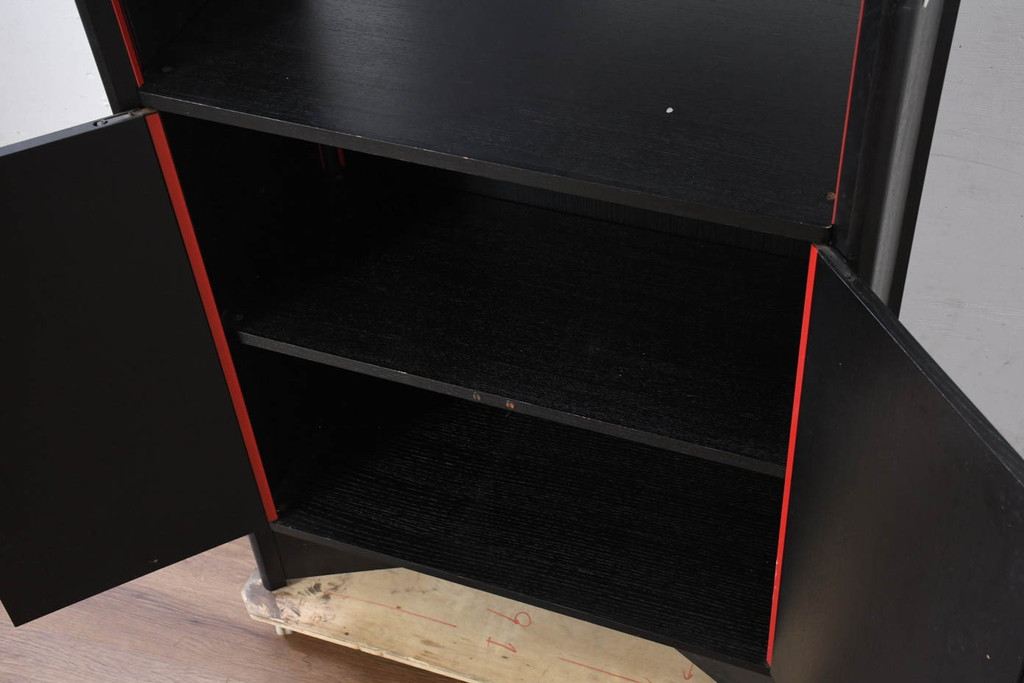 中古　Cassina(カッシーナ)　Brera(ブレラ)　モダンなデザインが素敵な縦型キャビネット(カップボード、食器棚、飾り棚、収納棚、戸棚)(R-082649)