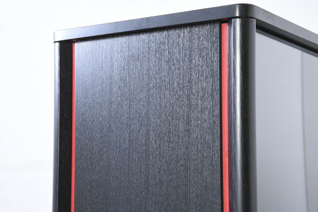 中古　Cassina(カッシーナ)　Brera(ブレラ)　モダンなデザインが素敵な縦型キャビネット(カップボード、食器棚、飾り棚、収納棚、戸棚)(R-082649)