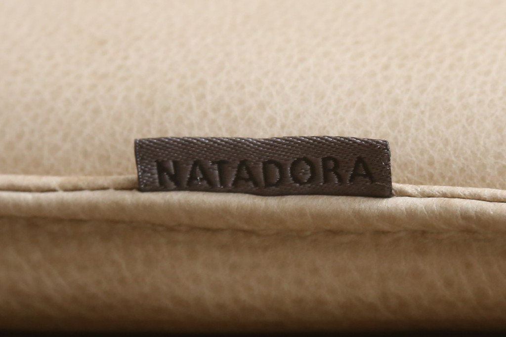 中古　美品!!　ACTUS(アクタス)取り扱い　NATADORA(ナタドラ)　BYRON BAY ソファ　フレームウォールナット　本革　洗練されたデザインが素敵な2.5人掛けソファ(2人掛け、3人掛け、2.5P、2P、3P)(定価約53万円)(R-083008)