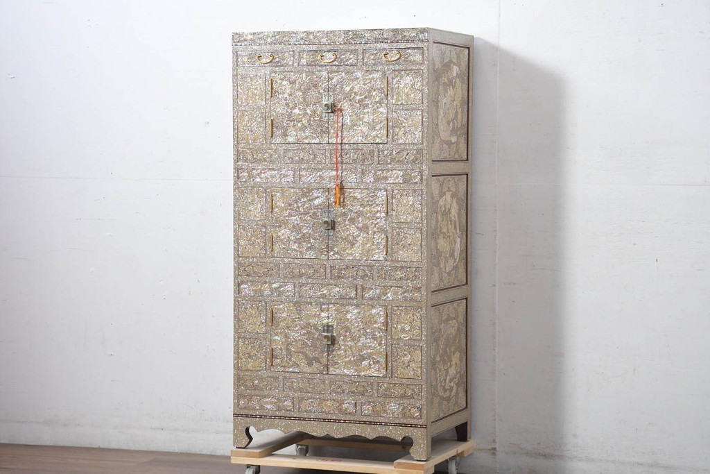 中古　超美品!!　もはや美術品!!　最高級　螺鈿(ラデン)細工　統一工芸研究院 吉正本　煌びやかな意匠が目を引くキャビネット(バンダチ、バンダジ、収納棚、李朝家具)(R-082491)