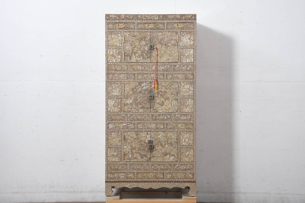 中古　超美品!!　もはや美術品!!　最高級　螺鈿(ラデン)細工　統一工芸研究院 吉正本　煌びやかな意匠が目を引くキャビネット(バンダチ、バンダジ、収納棚、李朝家具)(R-082491)