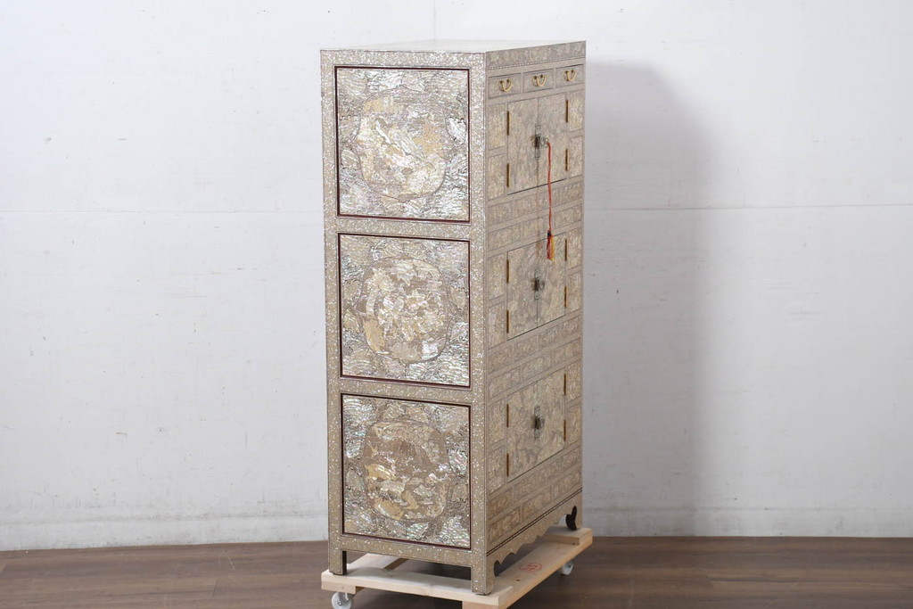中古　超美品!!　もはや美術品!!　最高級　螺鈿(ラデン)細工　統一工芸研究院 吉正本　煌びやかな意匠が目を引くキャビネット(バンダチ、バンダジ、収納棚、李朝家具)(R-082491)