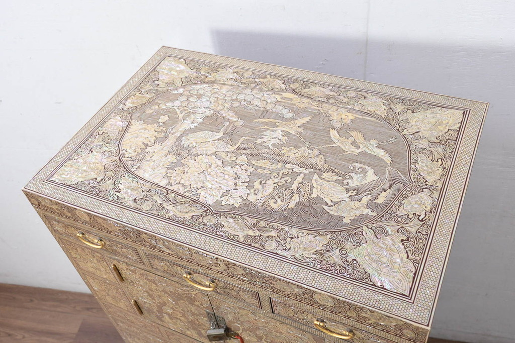 中古　超美品!!　もはや美術品!!　最高級　螺鈿(ラデン)細工　統一工芸研究院 吉正本　煌びやかな意匠が目を引くキャビネット(バンダチ、バンダジ、収納棚、李朝家具)(R-082491)