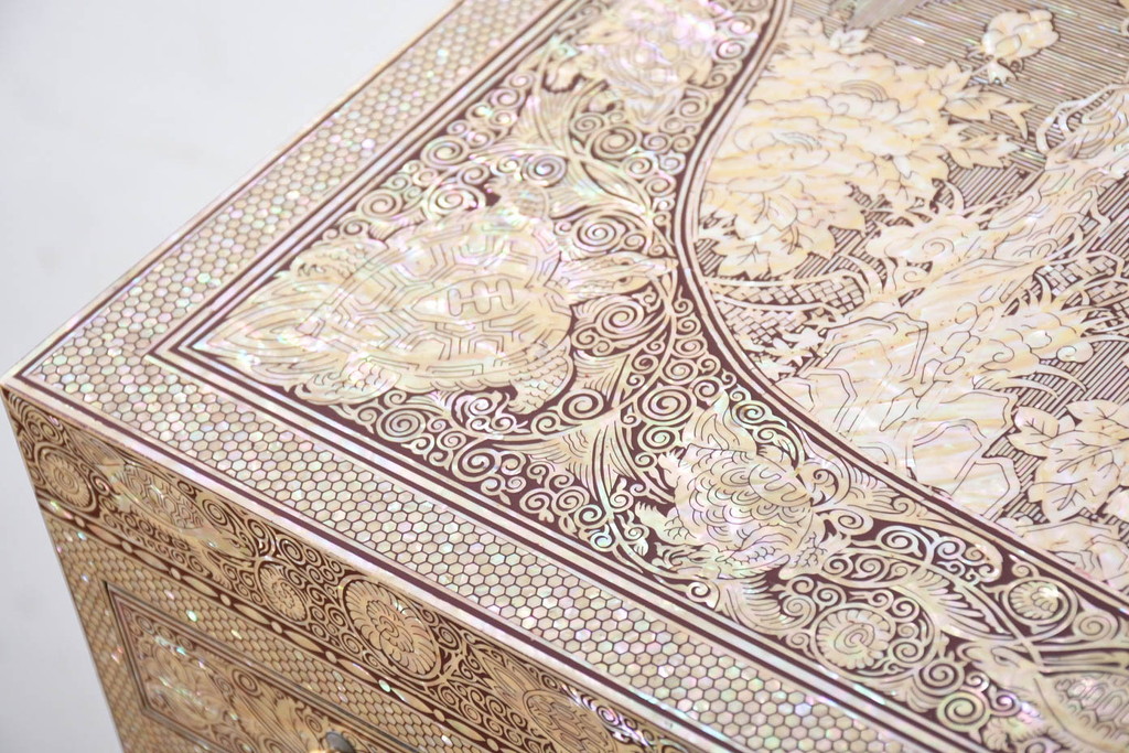 中古　超美品!!　もはや美術品!!　最高級　螺鈿(ラデン)細工　統一工芸研究院 吉正本　煌びやかな意匠が目を引くキャビネット(バンダチ、バンダジ、収納棚、李朝家具)(R-082491)