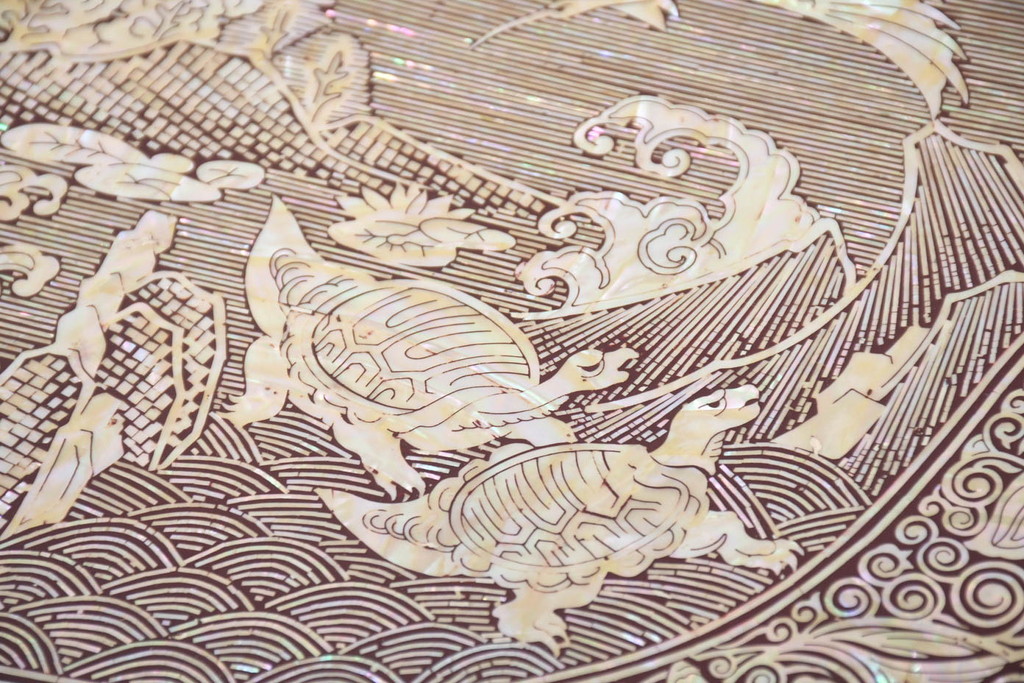 中古　超美品!!　もはや美術品!!　最高級　螺鈿(ラデン)細工　統一工芸研究院 吉正本　煌びやかな意匠が目を引くキャビネット(バンダチ、バンダジ、収納棚、李朝家具)(R-082491)