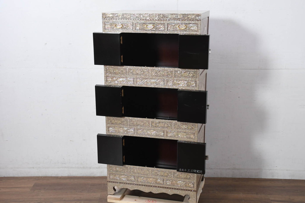 中古　超美品!!　もはや美術品!!　最高級　螺鈿(ラデン)細工　統一工芸研究院 吉正本　煌びやかな意匠が目を引くキャビネット(バンダチ、バンダジ、収納棚、李朝家具)(R-082491)