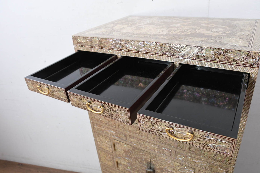 中古　超美品!!　もはや美術品!!　最高級　螺鈿(ラデン)細工　統一工芸研究院 吉正本　煌びやかな意匠が目を引くキャビネット(バンダチ、バンダジ、収納棚、李朝家具)(R-082491)