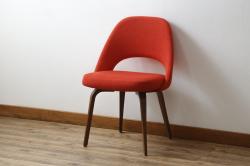 中古　美品　Knoll(ノル)　Saarinen Collection Conference Arm Chair(サーリネン コレクション カンファレンス アームチェア) 鮮やかな赤が印象的なアームチェア(椅子、イス)(定価約36万円)(R-082851)