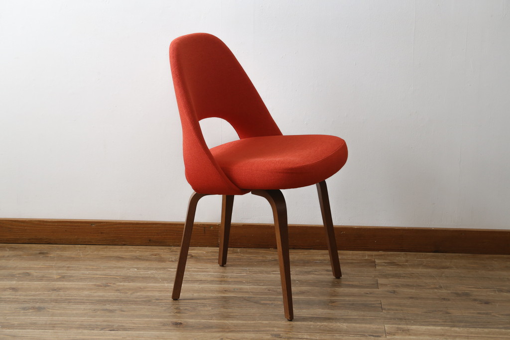 中古　美品　Knoll(ノル)　Saarinen Collection Conference Arm Chair(サーリネン コレクション カンファレンス アームチェア) 鮮やかな赤が印象的なアームチェア(椅子、イス)(定価約36万円)(R-082851)